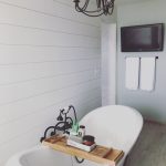 farmhouse-master-bathroom-2
